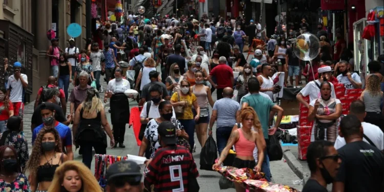 Setor de serviços sobe 2,4% no 1º tri de 2025, aponta IBGE