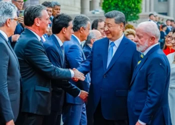 Presidente da República, Luiz Inácio Lula da Silva, durante a cerimônia de boas-vindas, no Grande Palácio do Povo, em Pequim, ao lado do presidente chinês, Xi Jinping • Ricardo Stuckert/PR