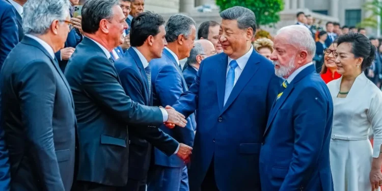 Janja pediu a palavra para falar sobre TikTok em reunião com Xi, diz Lula