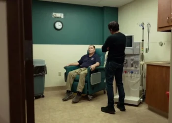 Tim Andrews leva o Dr. Sanjay Gupta ao seu antigo centro de diálise • CNN