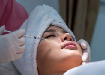 Resolução nº 734/2025 regulamenta o uso de procedimentos estéticos injetáveis e procedimentos estéticos por Biólogos habilitados em Biologia Estética • Visoot Uthairam/GettyImages