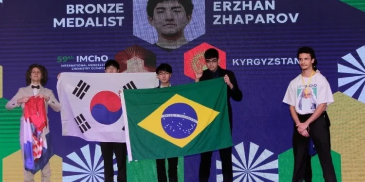 Estudantes brasileiros ganham bronze em Olimpíada Internacional de Química