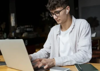 Após as provas, estudantes terão acesso à plataforma de correção de redações por inteligência artificial desenvolvida pelo Etapa • Freepik