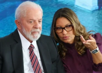 O presidente Luiz Inácio Lula da Silva, acompanhado da primeira dama, Janja Lula da Silva • Fabio Rodrigues-Pozzebom/Agência Brasil