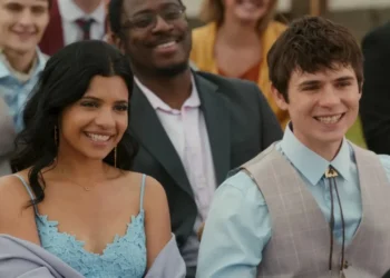 Nikki Rodriguez e Ashby Gentry em "Minha Vida com a Família Walter" • Divulgação/Netflix