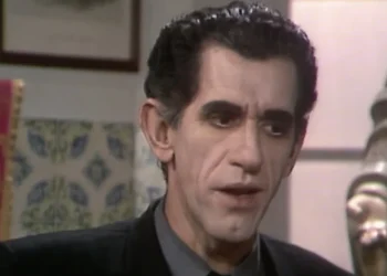 Rui Rezende como professor Astromar Junqueira em "Roque Santeiro" (1985) • Globoplay/Reprodução