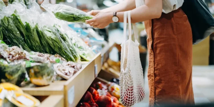 Varejo está 10,5% acima do pré-pandemia, aponta IBGE