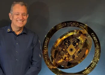 Bap, presidente do Flamengo, ao lado do trofpeu da Copa do Mundo de Clubes — Foto: Luiza Sá / ge