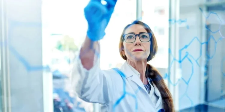 2 em 1: Vacina contra gripe e Covid comprova eficácia em idosos, diz estudo