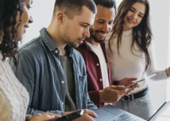 Selecionados poderão escolher entre duas linhas de pesquisa: Inteligência de Dados e Sociedade e Conteúdos, Produtos e Serviços Digitais • Freepik