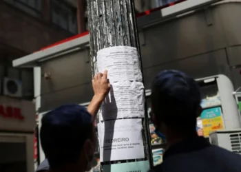 Pessoas olham avisos de vagas de emprego no centro de São Paulo • 30/09/2020REUTERS/Amanda Perobelli