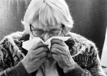 Gripe provoca Síndroma Respiratória Aguda Grave em idosos • Freepik