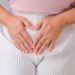 70% das mulheres sofrem com coceira e outros sintomas na região genital