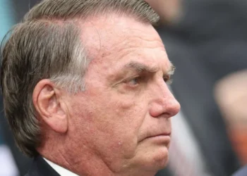 Não vou sair do Brasil, me prendam, diz Bolsonaro