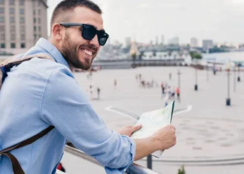 Levantamento sinaliza a tendência de realizar mais de um programa de intercâmbio ao longo da vida • Freepik