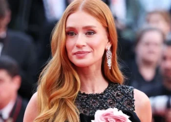 Marina Ruy Barbosa no tapete vermelho da estreia de "Eddington" no Festival de Cannes • Gisela Schober/Getty Images