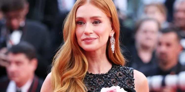 Marina Ruy Barbosa retorna a Cannes e posa em tapete vermelho do Festival