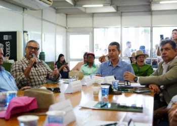 Presidente do Sistema FAET/Senar, Paulo Carneiro e lideranças do CNA