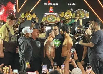 Popó e Duda Nagle se encararam em evento no Mercado Municipal de São Paulo — Foto: Julia Mazarin