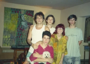 Roberto de Carvalho e Rita Lee com os três filhos do casal • Acervo pessoal