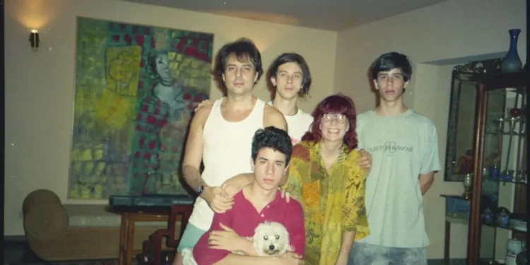 Roberto de Carvalho e Rita Lee com os três filhos do casal • Acervo pessoal