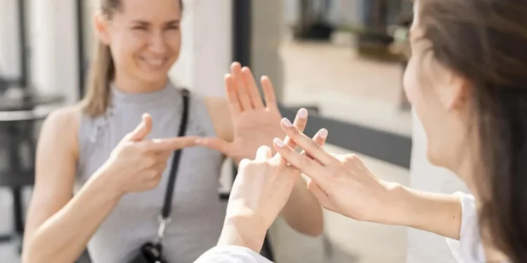 Governo de SP lança curso gratuito de Libras; saiba como se inscrever