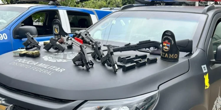 Operação integrada entre as Polícias Militares do Distrito Federal e do estado de Goiás resultou na apreensão de oito armas de fogo em Santa Maria • Reprodução/PM-DF