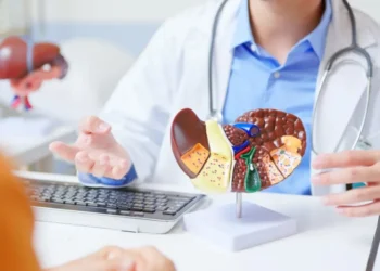 Gordura no fígado, ou esteatose hepática, é uma das doenças hepáticas crônicas mais prevalentes no mundo • PonyWang/GettyImages