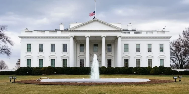 Rebaixamento dos EUA não deveria ser surpresa, diz assessor da Casa Branca