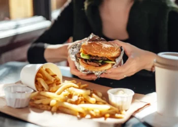Alimentação rica em itens gordurosos e ultraprocessados contribui para o envelhecimento da pele, diz estudo • Oscar Wong/GettyImages