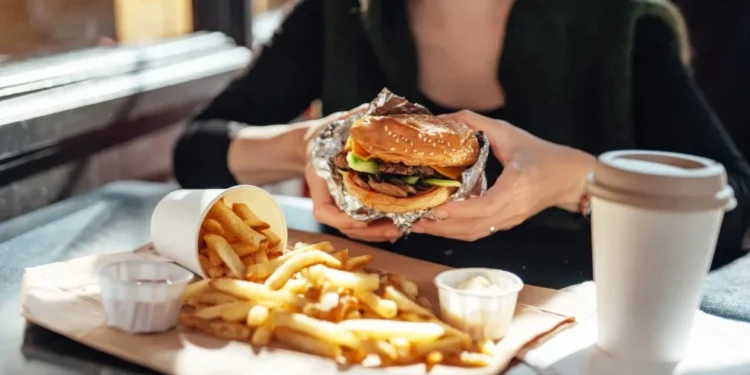 Alimentação rica em itens gordurosos e ultraprocessados contribui para o envelhecimento da pele, diz estudo • Oscar Wong/GettyImages
