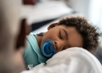 Pesquisa revela dificuldades que os pais enfrentam para fazerem seus filhos pararem de usar chupeta ou chupar o dedo • FG Trade/GettyImages