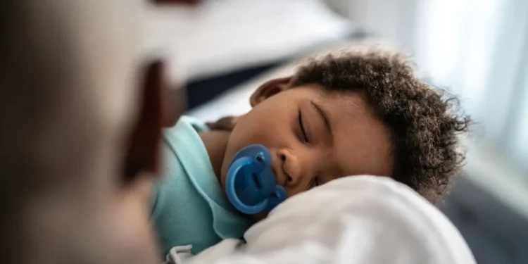 Pesquisa revela dificuldades que os pais enfrentam para fazerem seus filhos pararem de usar chupeta ou chupar o dedo • FG Trade/GettyImages