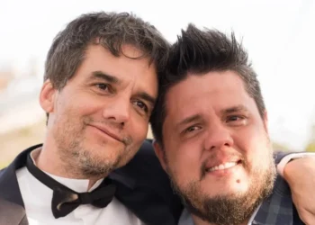 Wagner Moura e Leonardo Paiva, produtor que teve os equipamentos roubados em Cannes • Anna Muradás/Reprodução