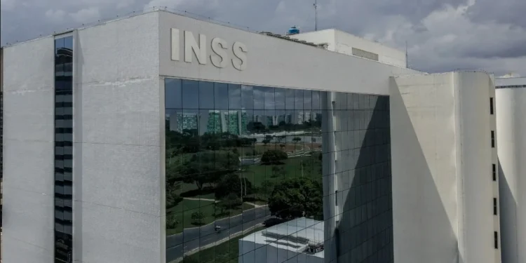Familiares de aposentados que morreram pedem ressarcimento ao INSS