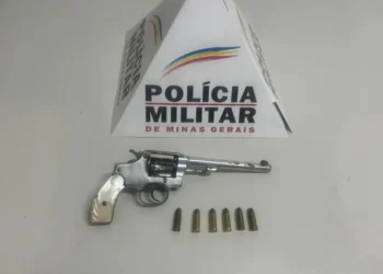Suspeito foi preso em flagrante e arma e seis munições foram apreendidas • Polícia Militar de Minas Gerais