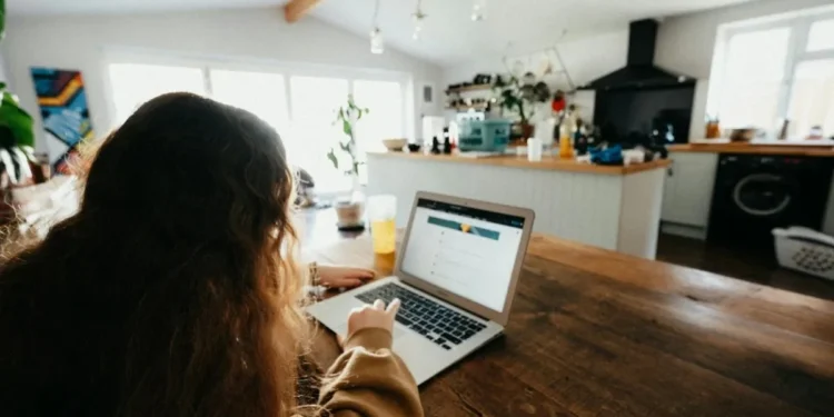 Mudanças no ensino à distância afetam quem já começou a graduação? Entenda