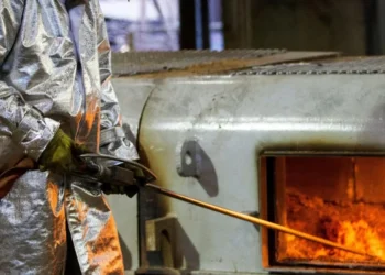 Um funcionário trabalha em alto-forno da siderúrgica brasileira Usiminas • , em Ipatinga, Minas Gerais17/04/2018REUTERS/Alexandre Mota