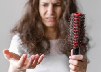 Queda de cabelo excessiva é multifatorial • Freepik