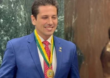 Deputado Olyntho recebe a mais alta honraria concedida pelo Legislativo de Goiás