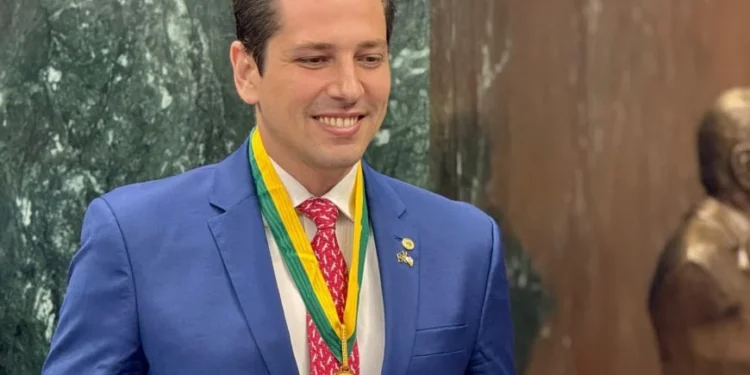 Deputado Olyntho recebe a mais alta honraria concedida pelo Legislativo de Goiás