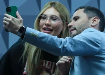 Virginia Fonseca e senador Cleitinho (Republicanos-MG) em CPI das Bets • Lula Marques/Agência Brasil