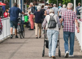 A PEC permite que estados e o Distrito Federal possam criar legislações para a proteção de idosos • Christian Wiediger/Unsplash