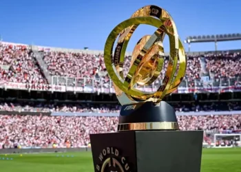 Tour do troféu da Copa de Clubes chega ao Rio — Foto: Divulgação/Fifa