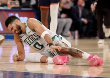 Jayson Tatum sente dor após romper o tendão de Aquiles — Foto: Elsa/Getty Images