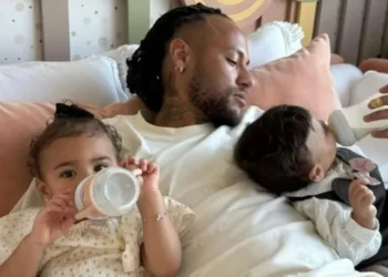 Mavie e Helena apareceram brincando na banheira e tomando mamadeira no colo do pai, Neymay Jr • Instagram/Amanda Kimberlly