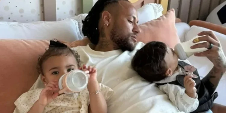 Bruna Biancardi e Amanda Kimberlly mostram fotos de filhas com Neymar; veja