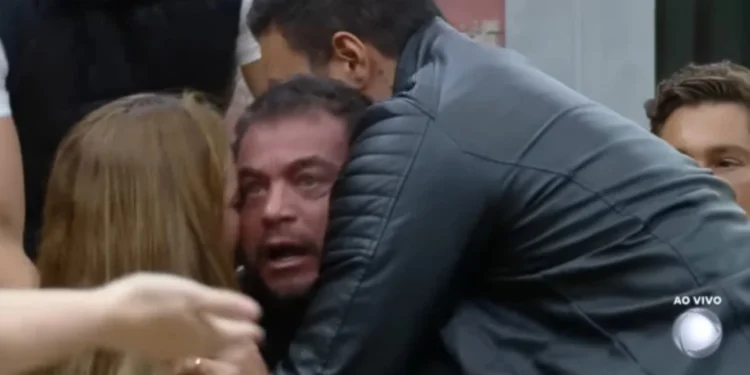 Power Couple 7: Dhomini se exalta em briga, passa mal e recebe atendimento