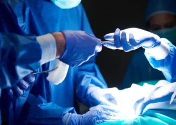 Técnicas minimamente invasivas, como as abordagens percutâneas e endoscópicas, permitem acessar a coluna por meio de pequenas incisões • Gpointstudio/Freepik