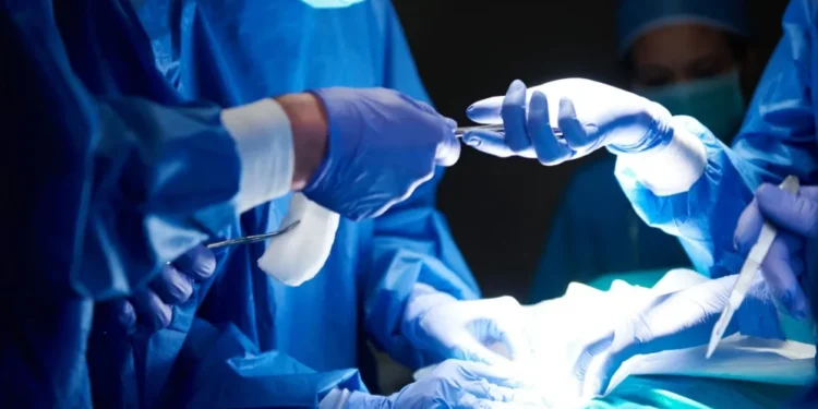 Cirurgia de coluna: implantes inteligentes ampliam eficácia; entenda